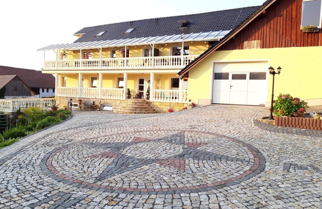 Großzügige Ferienwohnung mit Teich in Lichtenhain