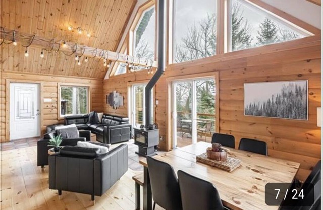 Very Bright and Quiet Chalet With Spa, 10 Minutes From ski Hills and Lake