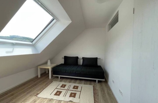 Sehr helle Dach-Etagenwohnung mit 2 Schlafzimmern