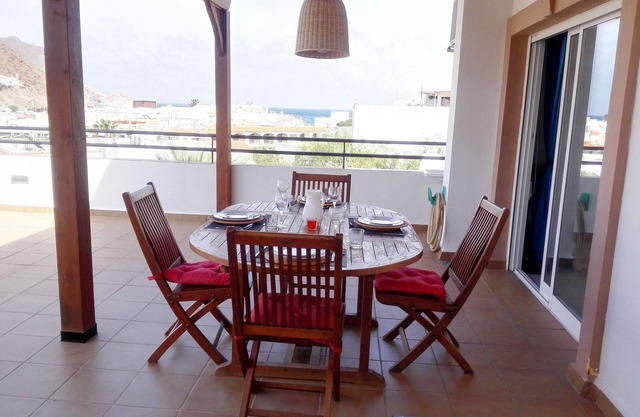 ZENTRALES PENTHOUSE MIT GROSSER TERRASSE UND BLICK. KOSTENLOSES WIFI