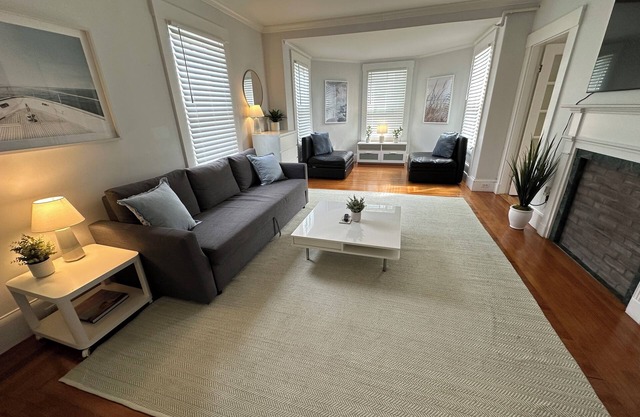 Very Cool 2 bed/ 1 bath/ Pullout Sofa (sleeps 6)/ Dog Friendly Apartment on Historic Spring St.