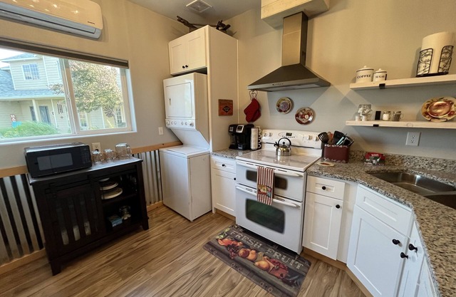 Very cozy and private 1 bedroom in the perfect location!