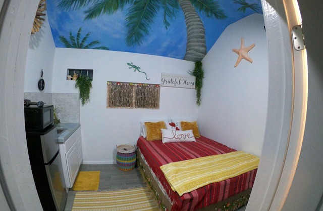 VERY COZY HAWAIIAN TINY STUDIO !!
