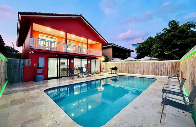 Very large 4 bedroom house-restaurants-central-heated pool-balconies