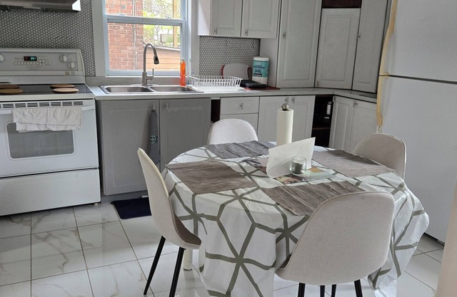 VERY LARGE, COMFORTABLE 4-BEDROOM APARTMENT CLOSE TO THE METRO
