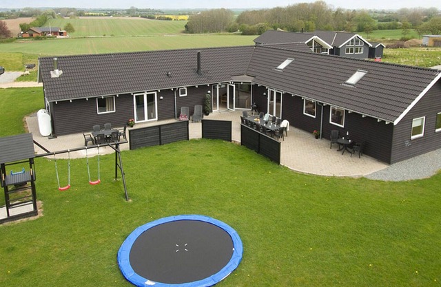 Strandnahes, sehr großes exklusives Poolhaus
