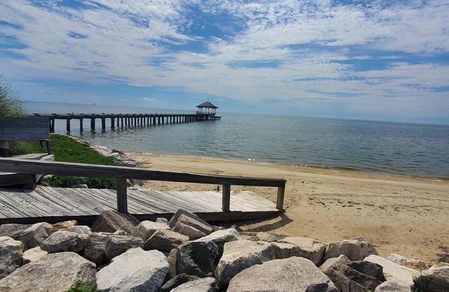 Very long Private Beach waterfront Cottage