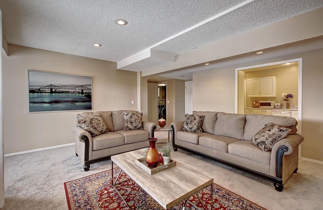 VERY MODERN AND COMFORTABLE, 5BEDS, 3BATHS, MINS TO A/PORT, DT