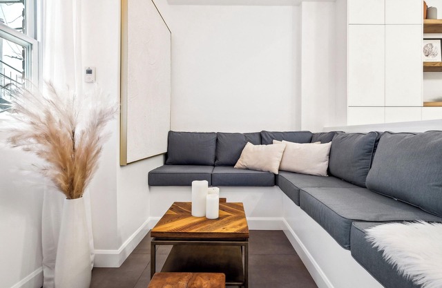 Very nice, bright 2-bedroom apartment, close to all amenities.