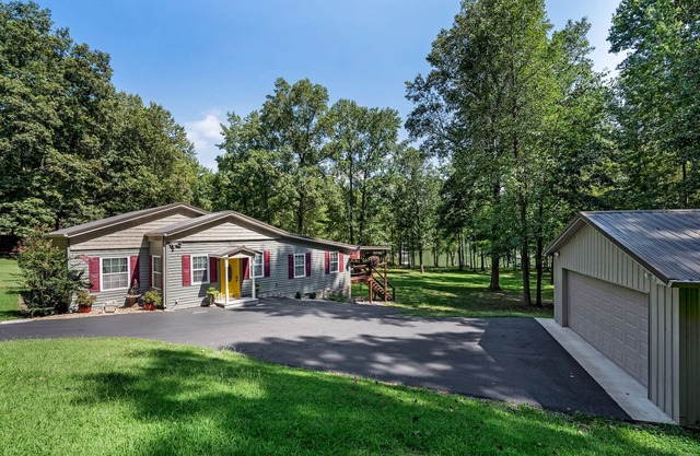 Very peaceful Home with Lake Barkley in your back yard! Private Dock Sleeps 8