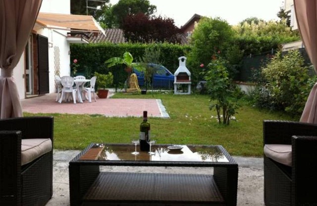Very popular with private garden & gazebo ! Attractive ground floor apartment in 4-part villa, recen