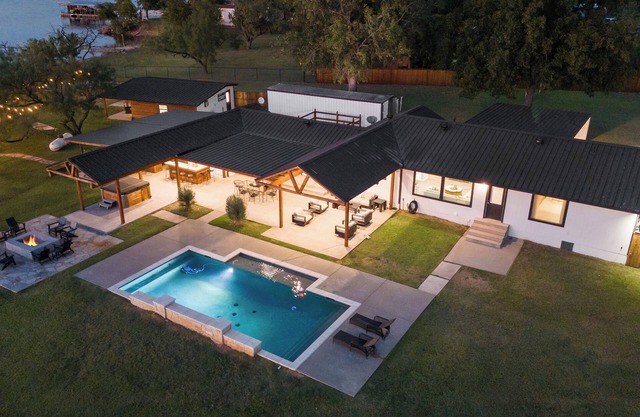 Schöne 3 Acre Waterfront Lake House mit Pool und Whirlpool