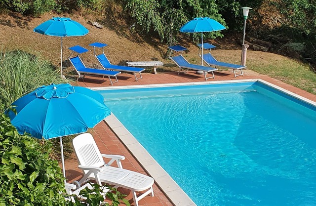 Sehr private 4-Schlafzimmer-Villa mit Pool, Fußweg zum Dorf und Restaurants.