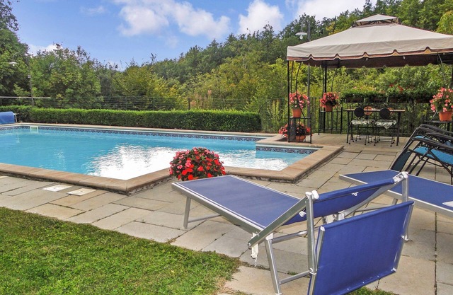 Sehr privates freistehendes Ferienhaus mit privatem solarbeheizten Pool
