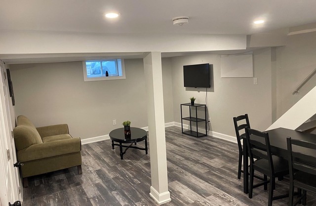 Very quiet and cozy semi-basement 5mn drive from the falls
