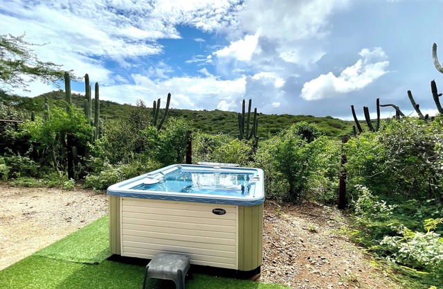 Very quiet apartment with tub and a beautiful view at the edge of national park.