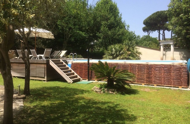 Sehr geräumige Villa in der Toskana mit großem Garten. Strand und Golfplatz zu Fuß erreichbar