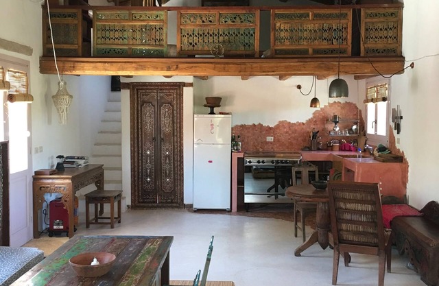 Ganz besonderes Ferienhaus in einer ländlichen Landschaft, umgeben von alten Felsen