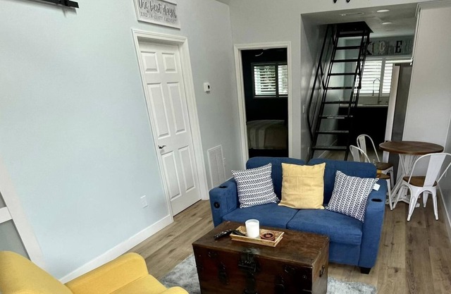 Very Unique & Stylish Guest House w/ Loft Bedroom