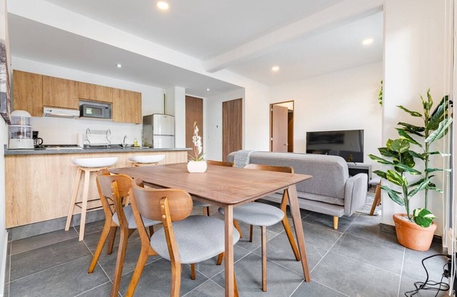 VH | Doctores 2 bedroom w/ balcony and parking I 207