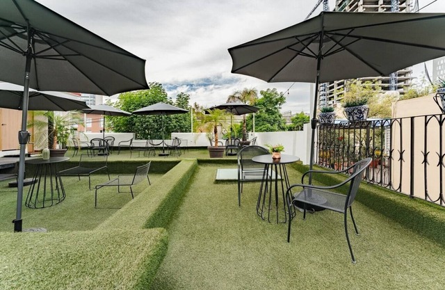 VH | Private bedroom + wifi and rooftop | 349