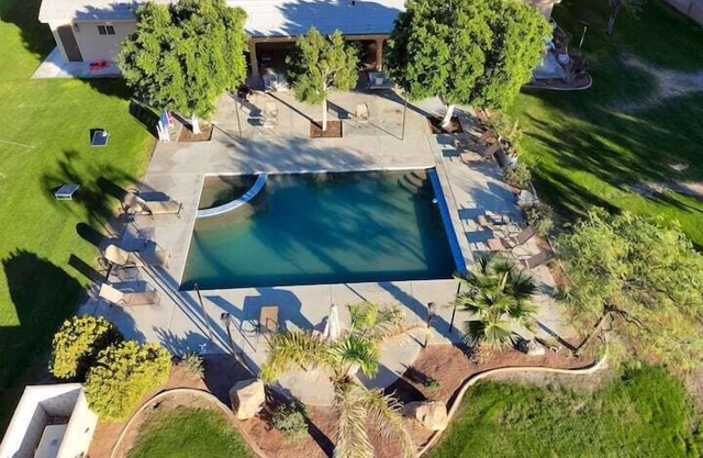 Via Las Palmas 2 Acre Grounds