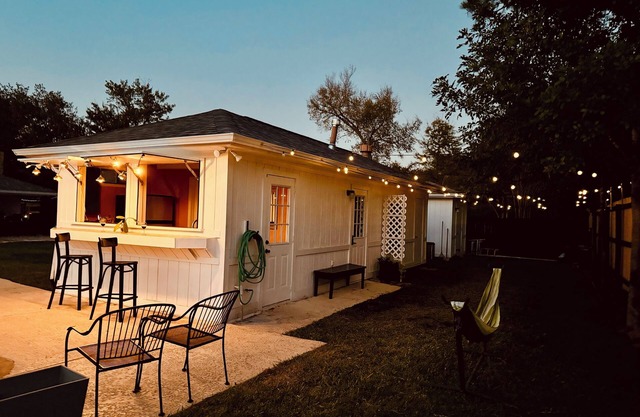 Vibey & Chill - Pool, Slide & Hot Tub! Outdoor Bar! Events/Parties!