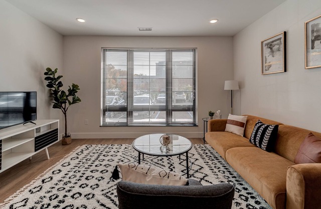 Vibrant 1bd/1ba Apt + Gym & Rooftop - Near Marist