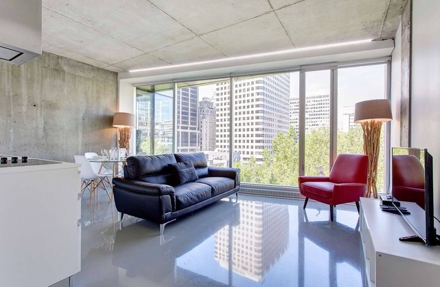 Vibrant 2BR, Near Old Montreal w/Hot tub