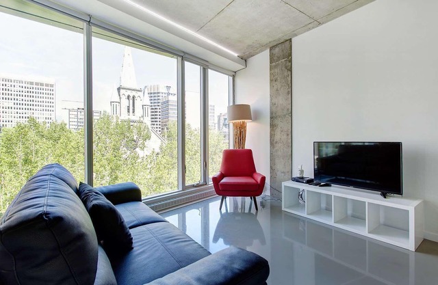 Vibrant 2BR, Near Old Montreal w/Hot tub