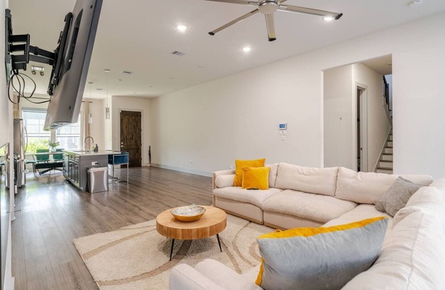 Vibrant 2-bedroom Modern house 15min from HOU