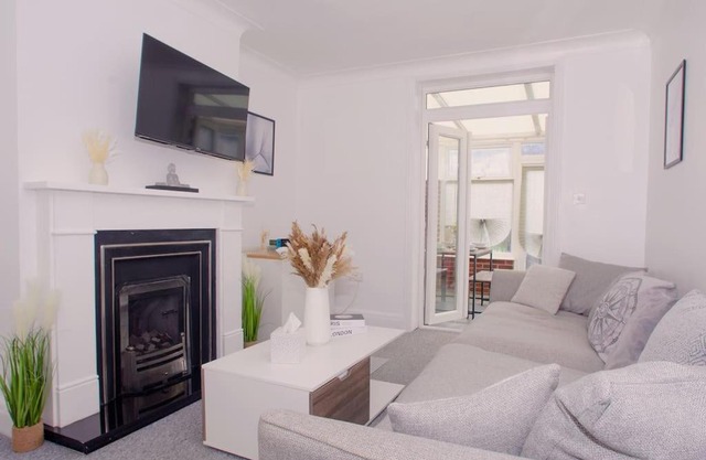 Vibrant 4 Bedroom House With Game Area & Garden