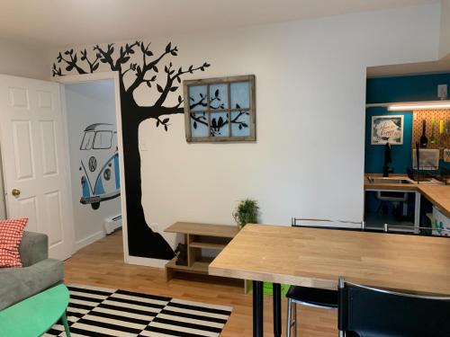 Vibrant and Funky Retreat on Fern Lane, Unit 1