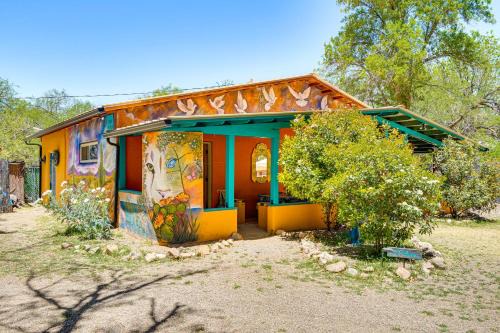 Vibrant Casa Paloma with Patio - Near Vineyards!
