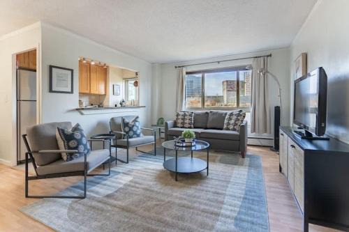 Vibrant Downtown, King Bed, Work Desk & Kitchen