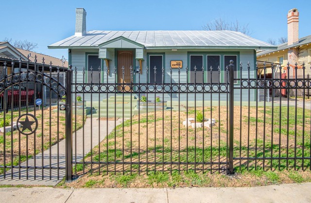Vibrant Fully Gated 2BR/2BA 4 mins from Downtown!