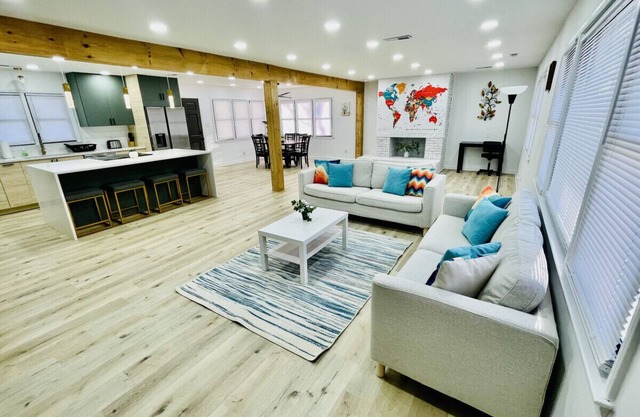 Vibrant Modern Home at Prime Location 4 bed 3 bath
