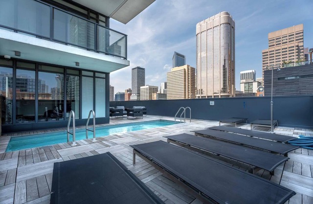 Vibrant PopArt downtown suite – comfy & stylish!
