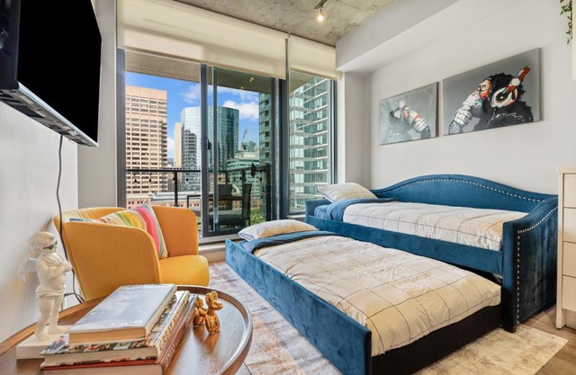Vibrant PopArt downtown suite, comfy and stylish!