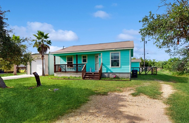 Vibrant sea-loving house with patio, AC & W/D - near Goose Island State Park