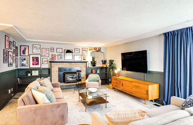 Vibrant Tacoma Retreat, Near Point Defiance Park!