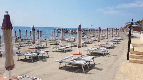 Vicino al mare in centro sulla ciclabile con la spiaggia