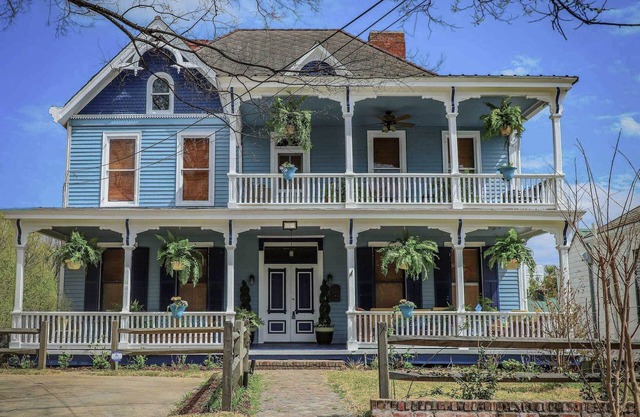 NEU! Vicksburg Home w / 3 Porches, zu Fuß in die Innenstadt