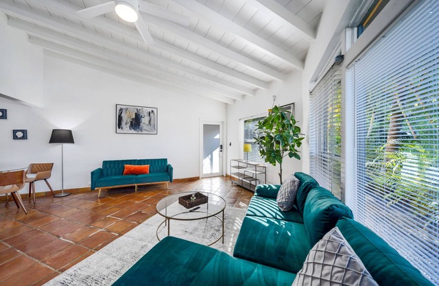 Victoria Park Apart with Private Backyard and BBQ