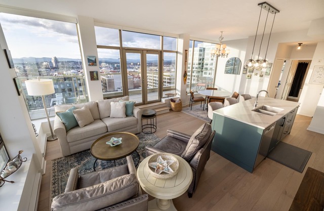Victoria's SEA-Cret-Stunning Olympic and Inner Harbour Views from 450 sq ft Balcony