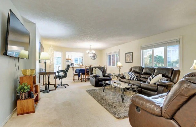 Victoria's West Coast Living, 3 bdr, 2000 sqft