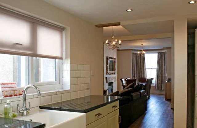 VICTORIAN 5 BED TOWN HOUSE 4 POSTER BED, REAL FIRE