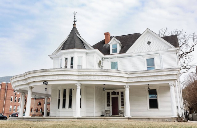 Victorian Bed & Breakfast in Charming Mountain Town