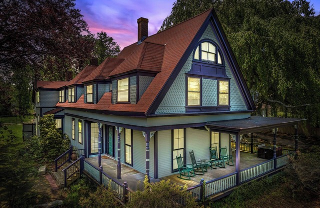 Victorian by the Sea - Rose Suite at historic Beechwood Manor
