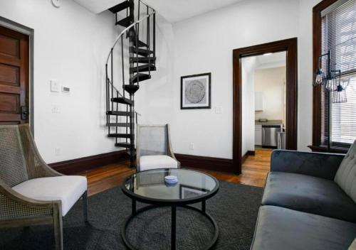 Victorian Cozy Retreat Steps to Cleveland Clinic